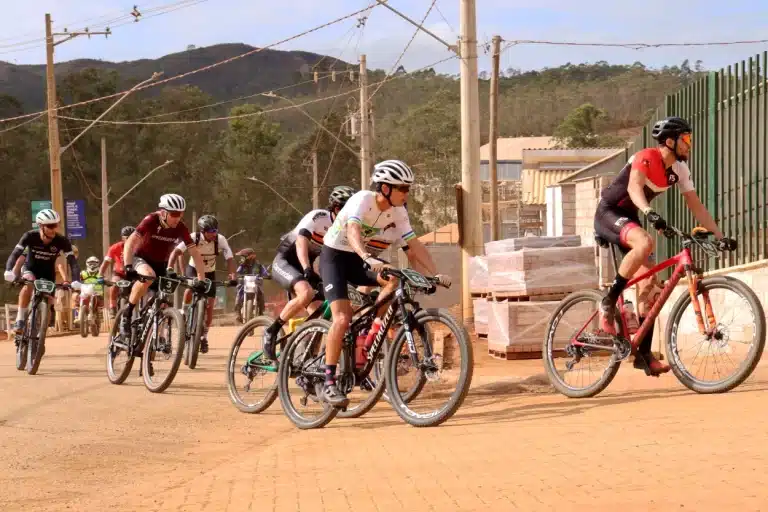 Competidores do Iron Biker 2022, em percurso passando pelo reassentamento de Bento Rodrigues