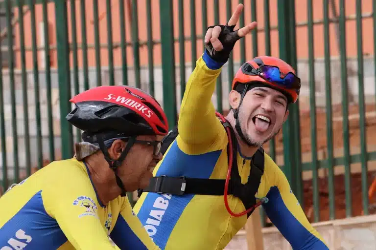 Competidores do Iron Biker 2022, em percurso passando pelo reassentamento de Bento Rodrigues