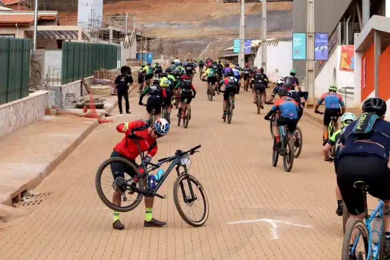 Competidores do Iron Biker 2022, em percurso passando pelo reassentamento de Bento Rodrigues