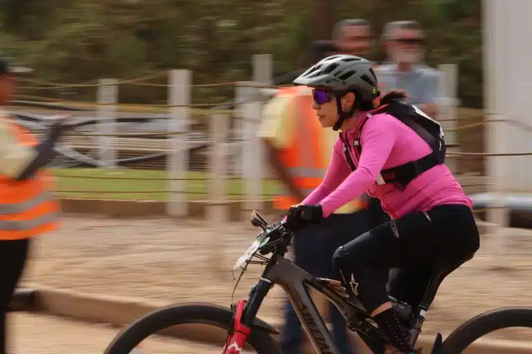 Competidores do Iron Biker 2022, em percurso passando pelo reassentamento de Bento Rodrigues