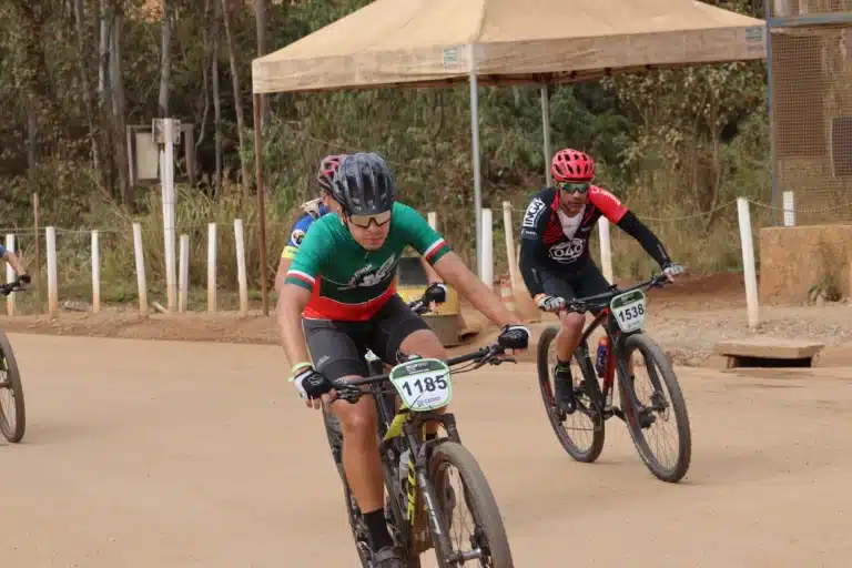 Competidores do Iron Biker 2022, em percurso passando pelo reassentamento de Bento Rodrigues