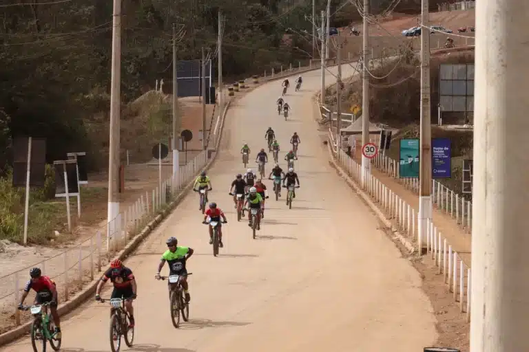 Competidores do Iron Biker 2022, em percurso passando pelo reassentamento de Bento Rodrigues