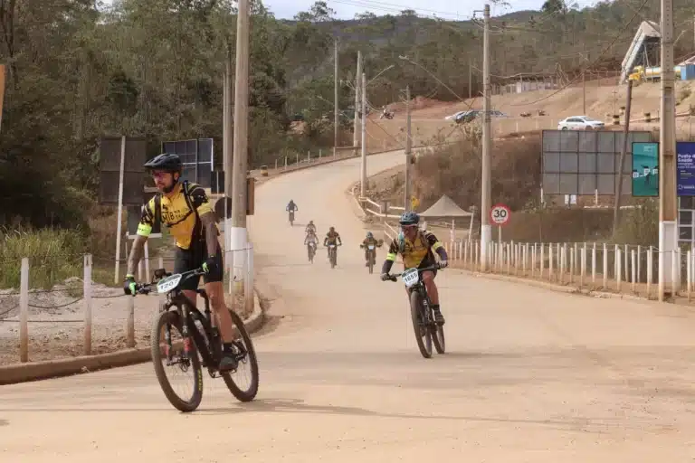 Competidores do Iron Biker 2022, em percurso passando pelo reassentamento de Bento Rodrigues