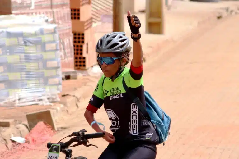 Competidores do Iron Biker 2022, em percurso passando pelo reassentamento de Bento Rodrigues