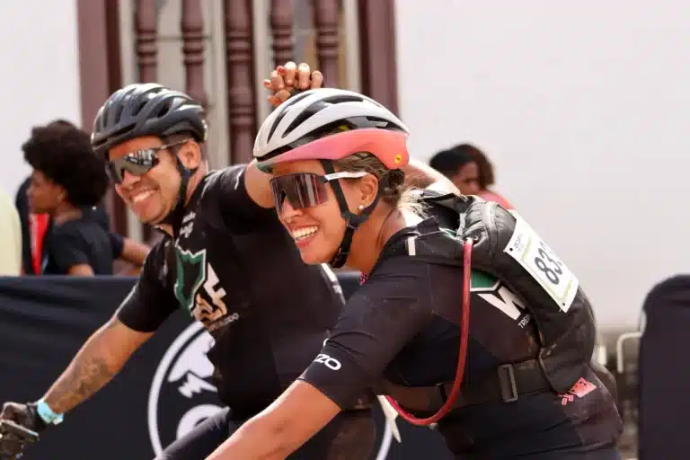 Competidores do Iron Biker 2022, em percurso passando pelo reassentamento de Bento Rodrigues