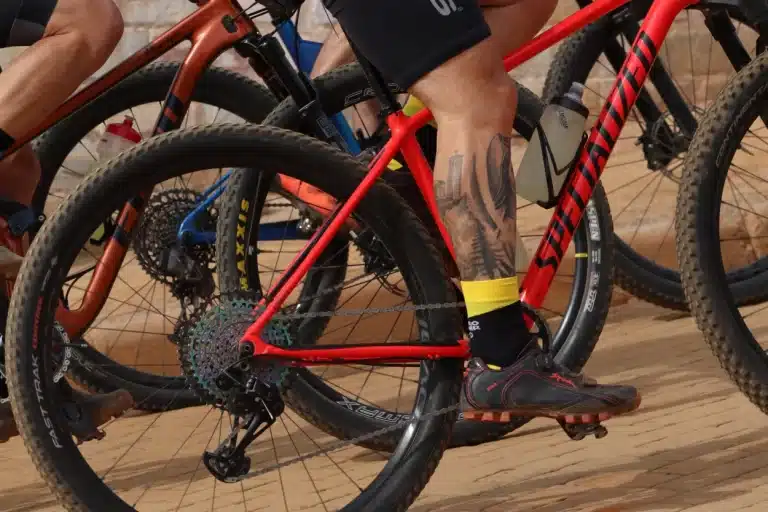 Competidores do Iron Biker 2022, em percurso passando pelo reassentamento de Bento Rodrigues - Foto: Pedro Olavo/Agência Primaz