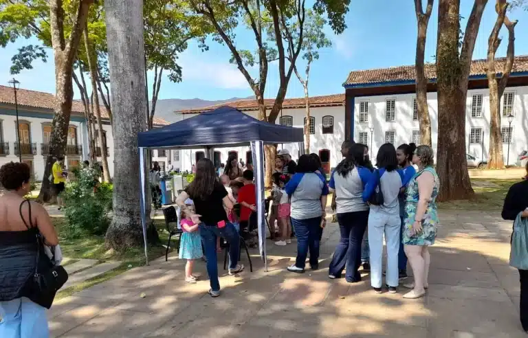 Tenda para pintura oferecida às crianças na Transitolândia