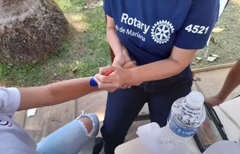 Mão de uma criança sendo pintada durante a Ação Transitolândia