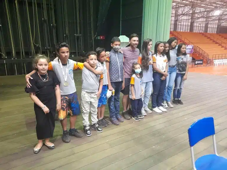 Prof. Miguel, em foto com os integrantes do Clube de Xadrez da Escola Estadual Monsenhor Morais, posando para foto depois das disputas nos Jogos Escolares de Mariana