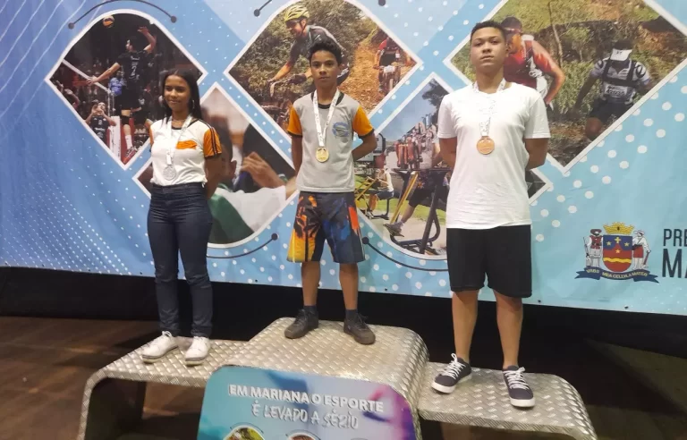 No pódio das disputas de xadrez do módulo 2 dos Jogos Escolares de Mariana, os medalhistas Claudilene, Luan e Matheus