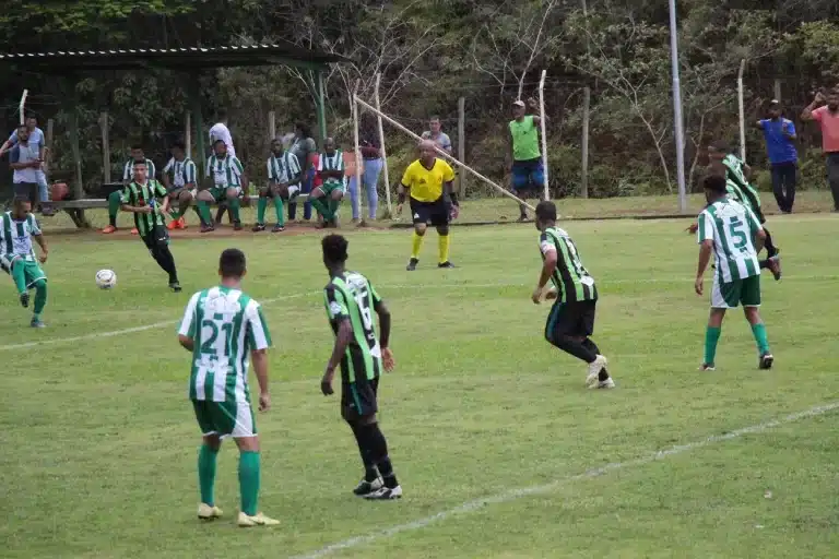 Lance da partida final que fediniu o título do 07 de Outubro