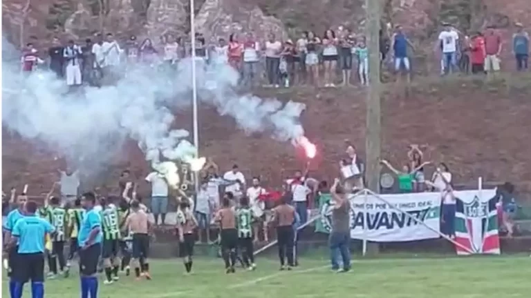 Torcida do 07 de Outubro festeja junto com jogadores o acesso à primeira divisão do campeonato amador de Mariana