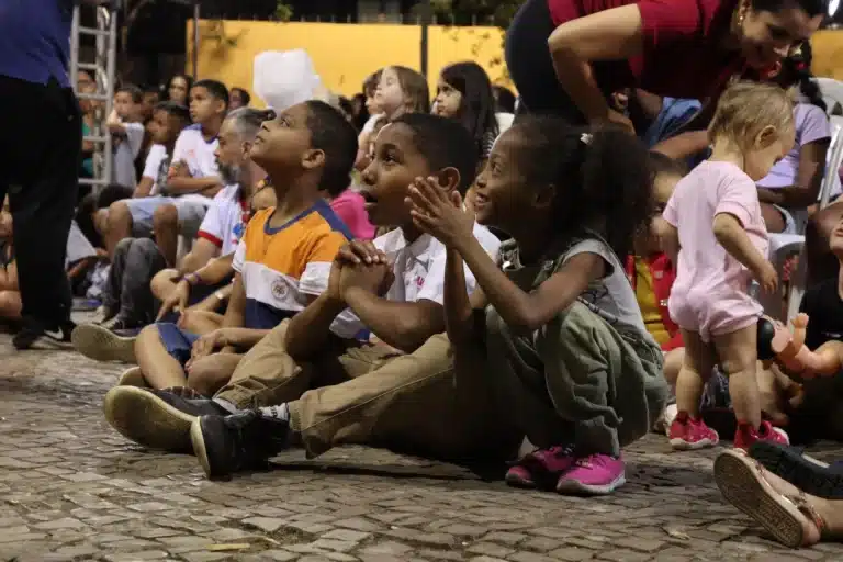 Expectativa da criançada na abertura do evento promovido pelo Circovolante