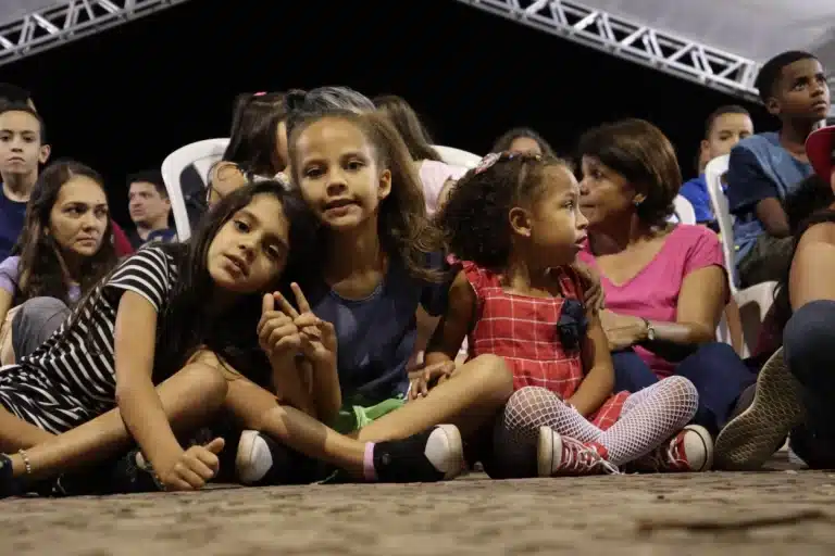 Crianças aguardando a abertura do Encontro Internacional de Palhaços