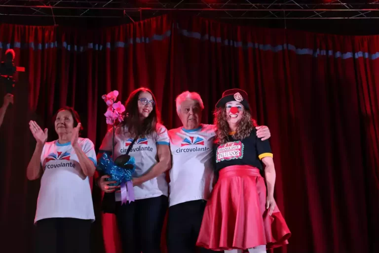 Familiares da palhaça Jojoba, prestigiando a homenagem feita pelo Circovolante