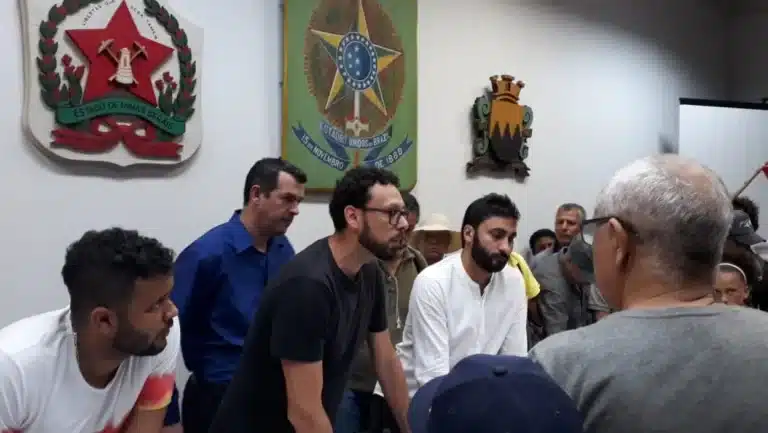 Pessoas discutindo no auditório da Prefeitura de Ouro Preto, durante ocupação da manifestação contra Saneouro