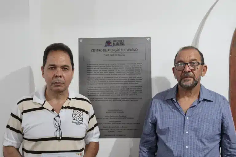 Sobrinhos do homenageado, Carlos Roberto Baeta, ao lado da placa do Centro de Atenção ao Turismo.