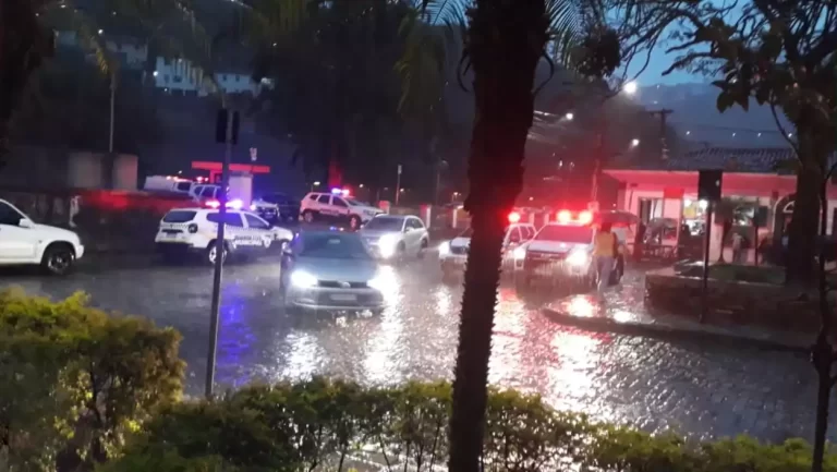 Veículos da Guarda Civil e Polícia Militar, durante manifestação nas proximidades da Prefeitura de Ouro Preto