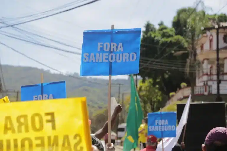 Manifestantes portam cartazes com a inscrição "Fora Seneouro"
