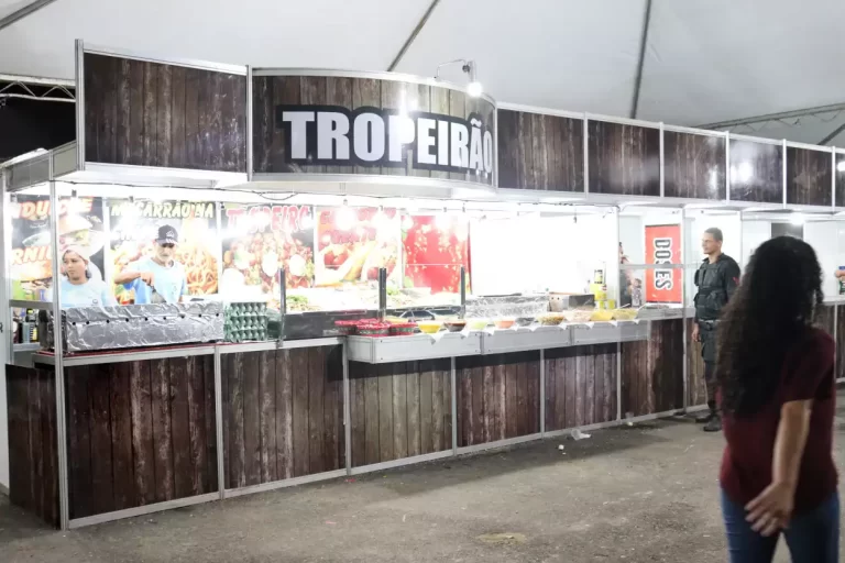 Barraca de venda de feijão tropeiro e refrigerantes, na abertura da Expo Mariana 2022