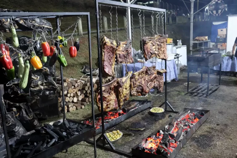Carnes penduradas sobre brasas, em uma das barracas da Expo Mariana 2022