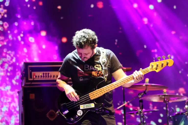 Carrossel-15: Paulo Roberto, baixista do Jota Quest, na abertura da Expo Mariana 2022