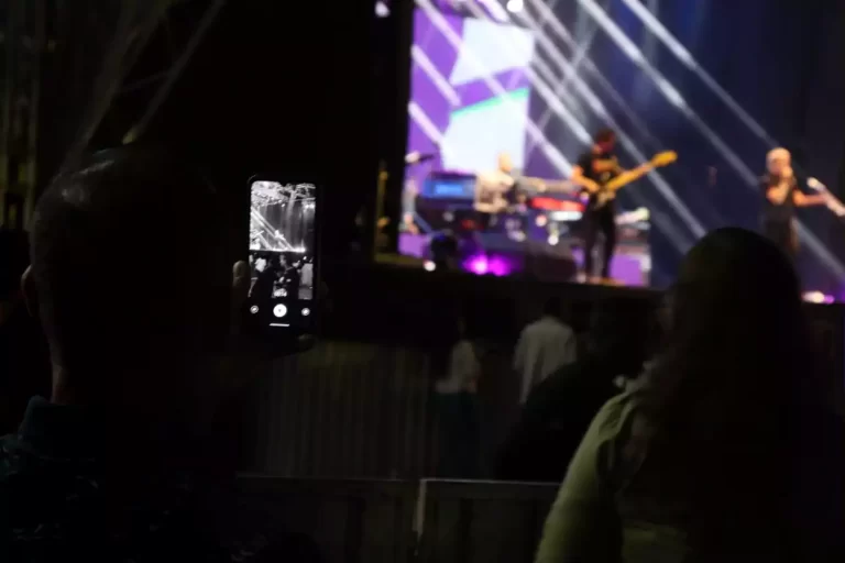 Espectador grava, no celular, o show de abertura da Expo Mariana 2022
