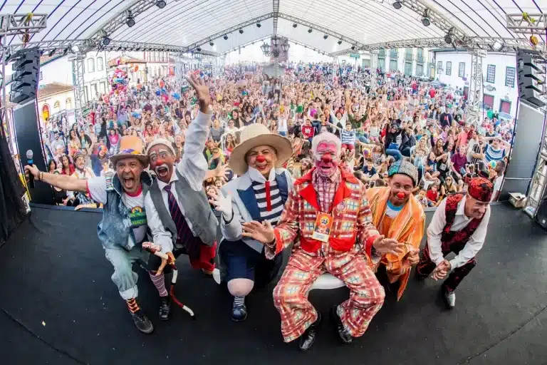 Palhaços em pose para foto oficial, em palco montado na Praça da Sé, Mariana, durante a última edição do Encontro Internacional de Palhaços, realizada em 2019
