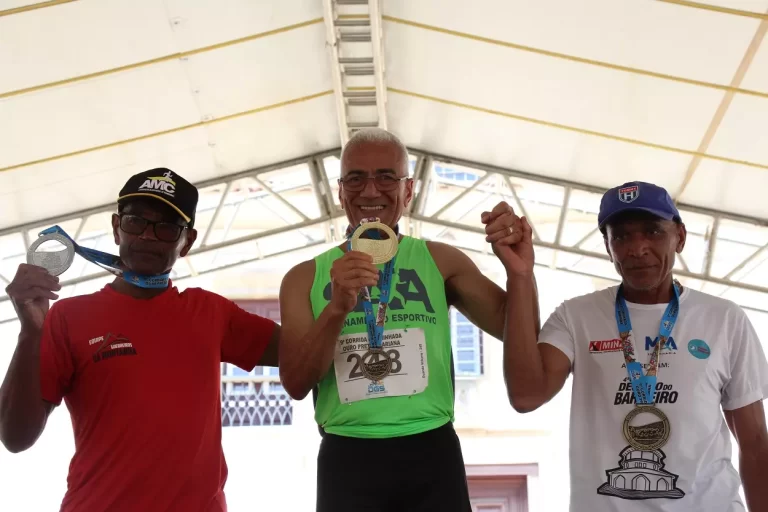 Atletas no pódio da categoria 60 - 64 anos