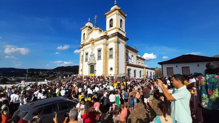 Muitas pessoas ocupando as escadarias da Igreja de São Francisco, na concentração para o cortejo do Encontro de Palhaços