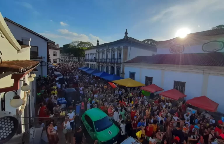 Rua Frei Durão completamente tomada pela multidão no cortejo do Encontro de Palhaços