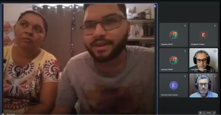 Reprodução de tela da transmissão pelo Youtube, com Ayrton e sua mãe, durante depoimento à Comissão de Direitos Humanos. à direita, indicação de pessoas que acompanhavam o depoimento, com fotos de Luciano Barbosa e Wanderley Kuruzu, presidente da Comissão