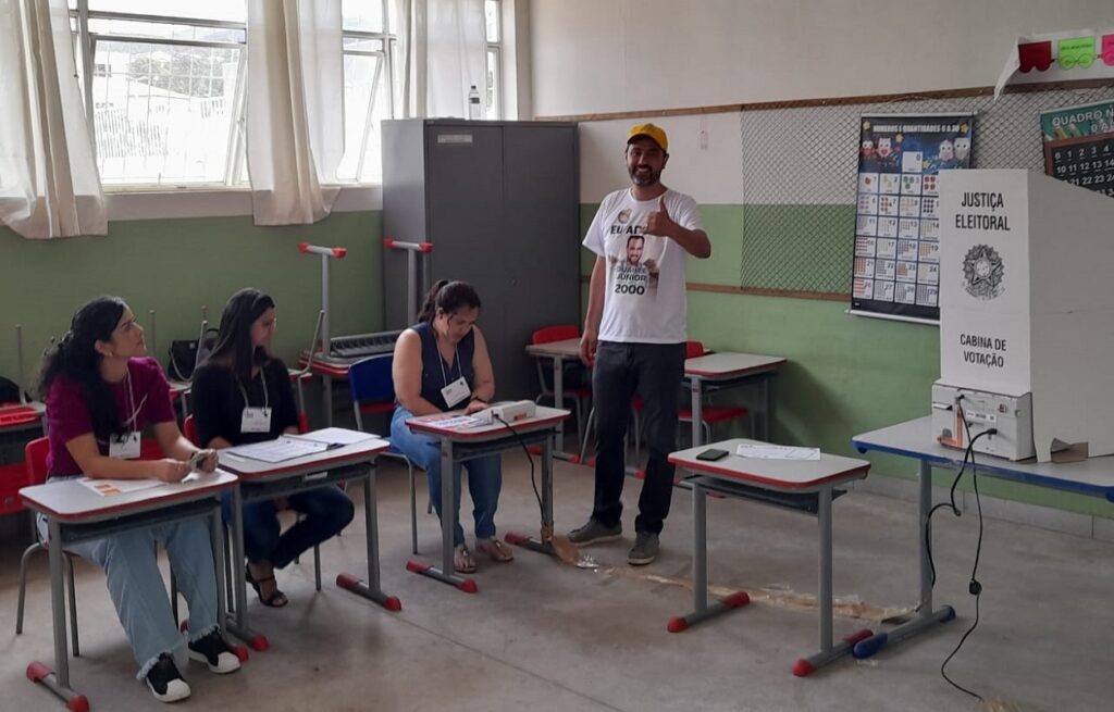 DE camisa branca e calça jeans, usando um boné vermelho, Duarte Júnior faz pose antes de votar