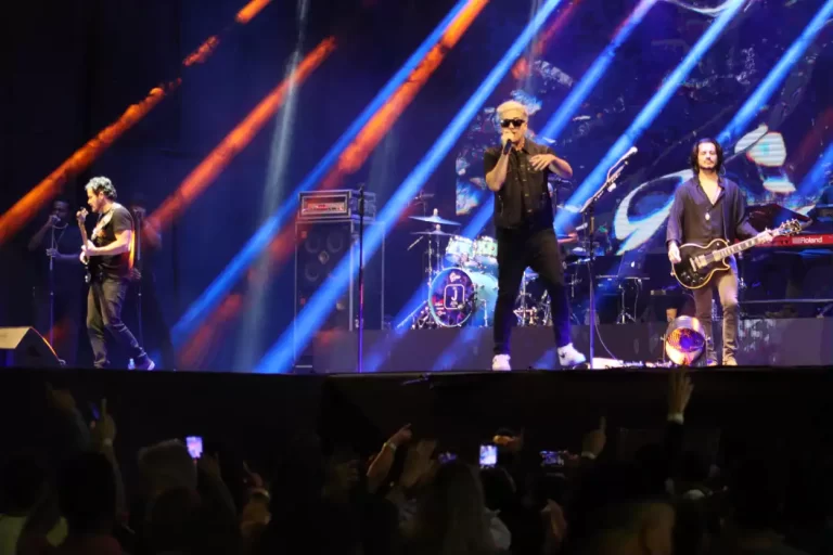 Rogério Flausino, vocalista do Jota Quest, no show de abertura da Expo Mariana 2022