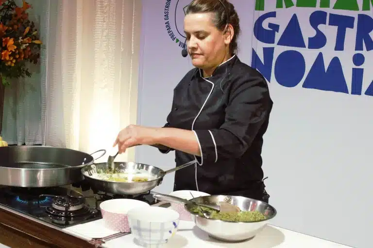 Chef de cozinha prepara pratos típicos mineiros para serem degustados pelos participantes do Festur