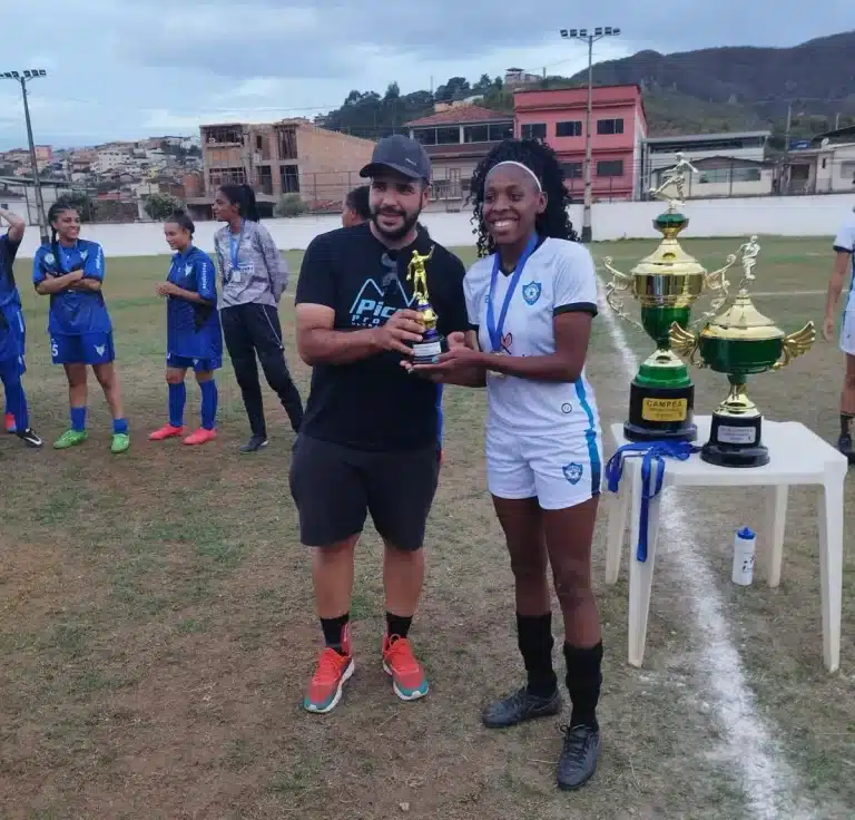 Thatá, atleta do 1º de Maio, recebendo o troféu de destaque da partida dinal do campeonato de futebol feminino de Marianapal destaque do jogo - Foto: Reprodução/1º de Maio