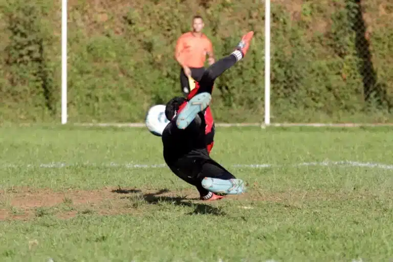 Goleiro salta para o canto esquerdo, mas não consegue evitar o gol do Água de Ouro na primeira partida da final da 1ª Divisão