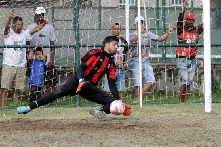 Goleiro defende pênalti e garante 08 de Dezembro como um dos finalistas do campeonato de Mariana