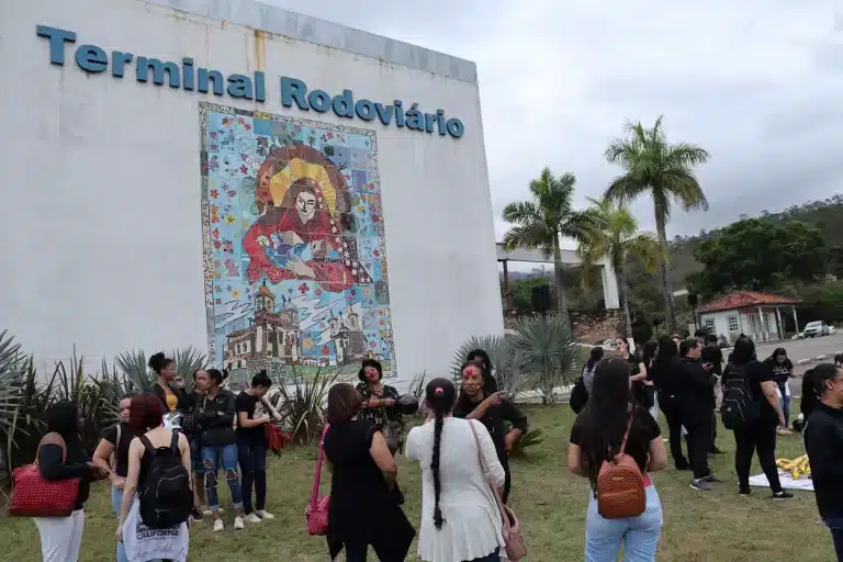 Preparativos para a manifestação dos profissionais de Enfermagem, no gramado em frente ao Terminal Rodoviário