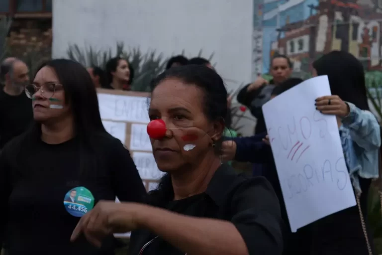 participante da passeata dos profissionais de Enfermagem, utilizando um nariz de palahaço