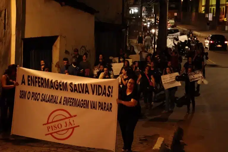 Passeata dos profissionais de Enfermagem, na Rua do Catete, em frente ao ICSA