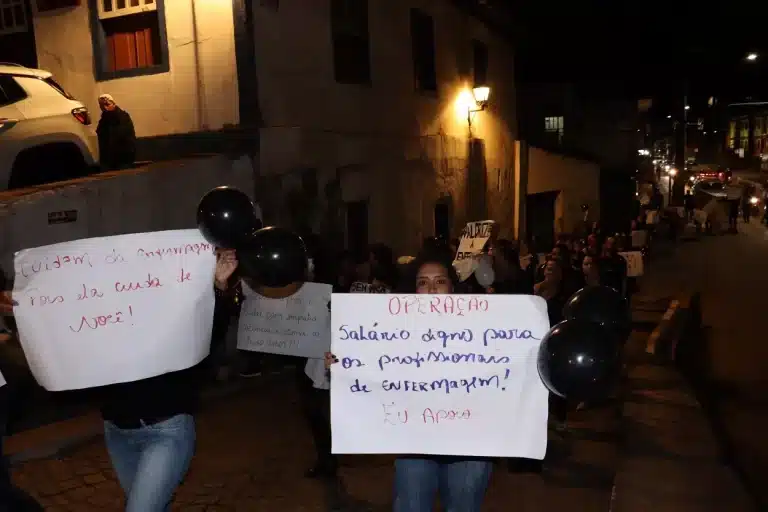 Passeata dos profissionais de Enfermagem, subindo a rampa da Ponte de Areia, próximo ao ICSAem frente ao ICSA