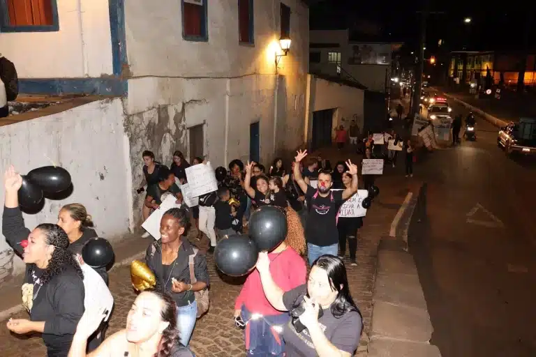 manifestantes da Enfermagem, portam cartazes e balões negros
