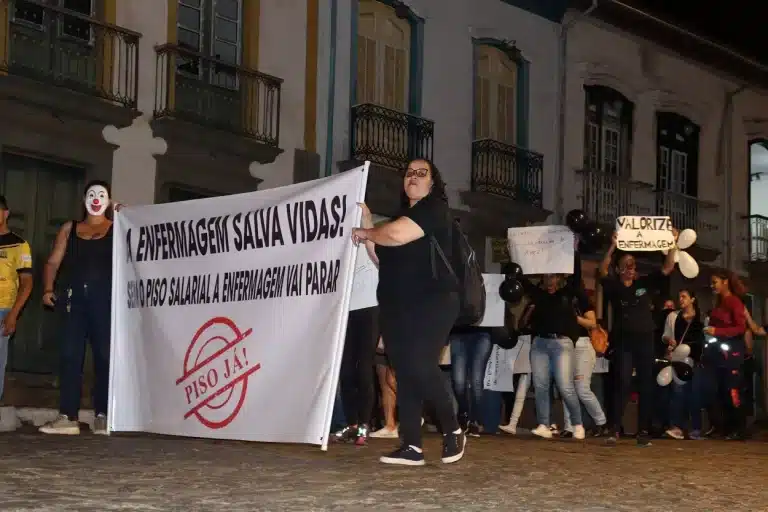 Manifestação dos profissionais de Enfermagem, passando pela Rua Direita