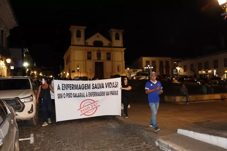 Manifestação dos profissionais de Enfermagem, passando pela Praça da Sé