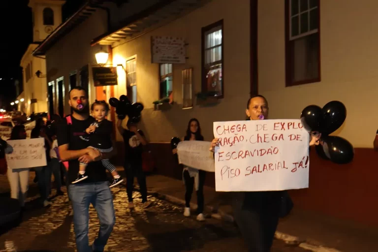 Manifestação dos profissionais de Enfermagem, passando pela Rua Frei Durão