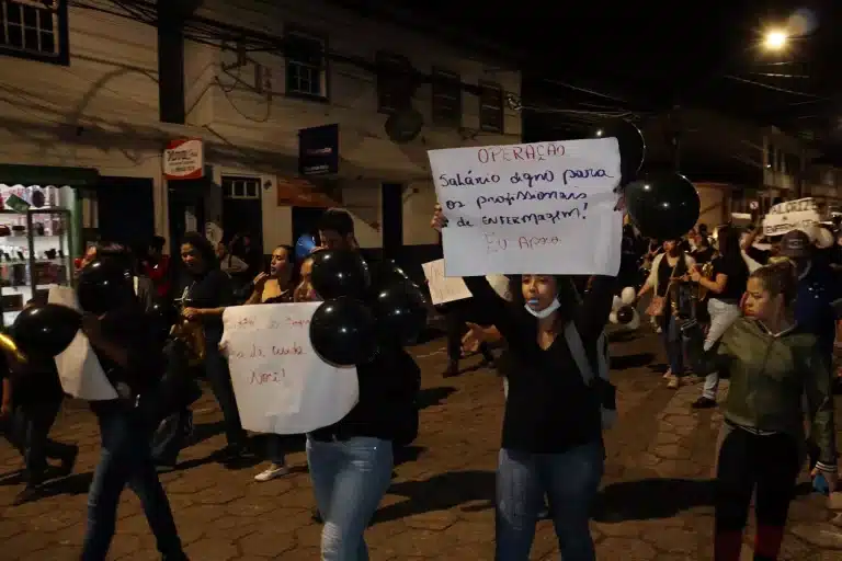 Manifestação dos profissionais de Enfermagem, passando pela Rua Zizinha Camelo