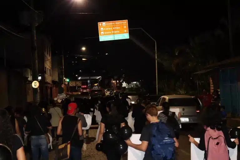 Manifestação dos profissionais de Enfermagem, passando pela Rua 16 de Julho