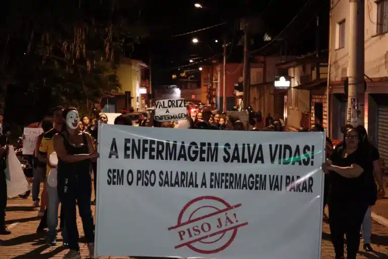 Manifestação dos profissionais de Enfermagem, passando pela Rua 16 de Julho, portando faixa de protesto contra a suspensaão do pagamento do piso salarial da categoria