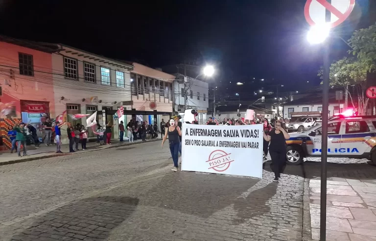 Manifestação dos profissionais de Enfermagem, chegando á Praça Tancredo Neves